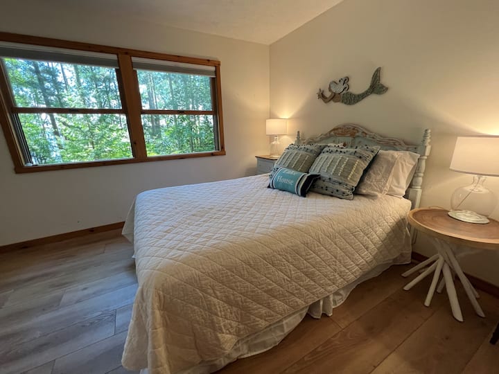 Chambre 2. Lit queen, niveau inférieur, vue sur le lac.