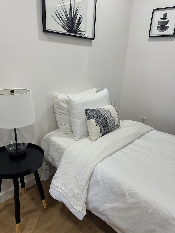 ห้องนอนที่ 2 พร้อมเตียงแฝดและห้องน้ำส่วนตัว 