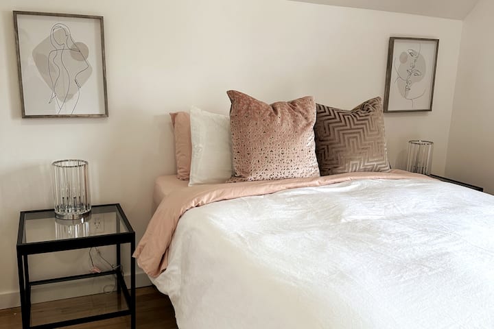 ห้องนอน (4) พร้อมเตียงควีนไซส์