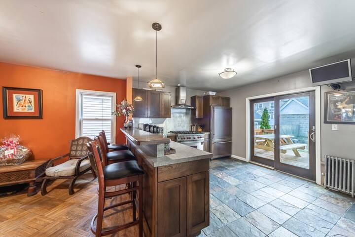 Entire House in Forest Hills gallery image 4