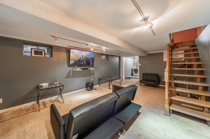 Entire House in Forest Hills gallery image 3