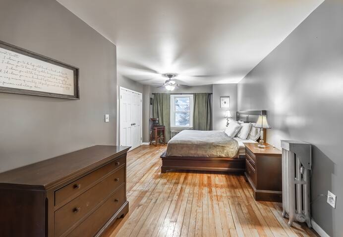 Entire House in Forest Hills gallery image 5