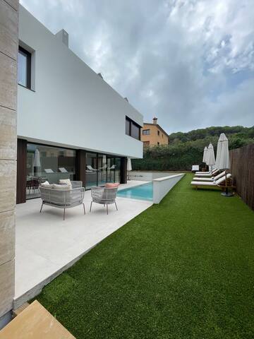 Stunning Design Villa (built 2022) with Pool gallery image 2