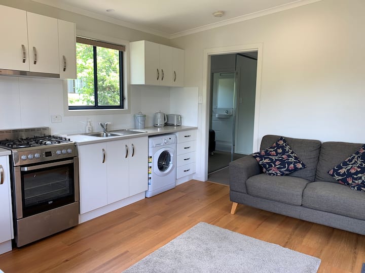 Freestanding, Modern, Breezy 1-bedroom Studio - Bangalow