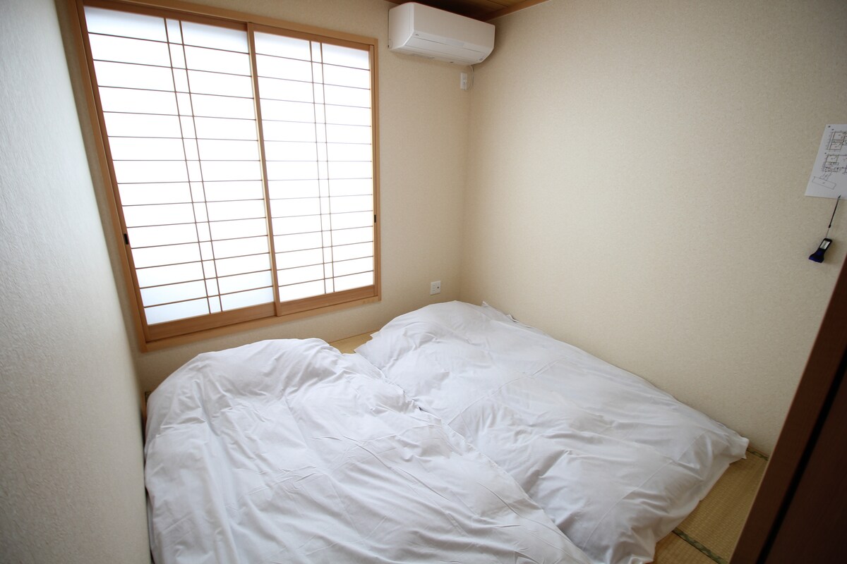 Spálňa s tatami: pokojný priestor s podlahou z tatami a oknami shoji na pokojné svetlo.