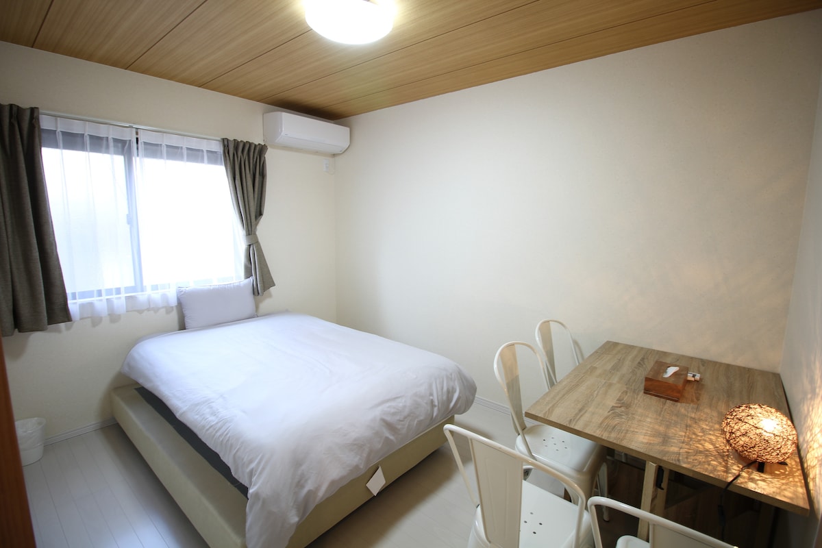 Elegantná spálňa: Oddýchnite si v tejto svetlej izbe s moderným dekorom a pracovným priestorom!