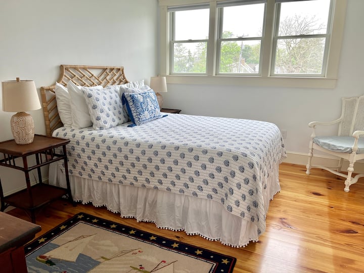 Dormitorio queen del segundo piso con baño privado completo con ducha con bañera.