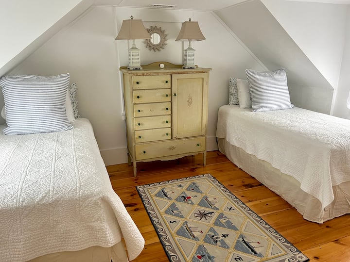 Dormitorio con dos camas individuales en el segundo piso