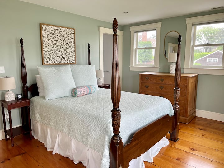 Dormitorio principal en el segundo piso con cama tamaño queen y baño completo privado con ducha. Este dormitorio tiene una vista increíble, con vistas al estanque Oyster.