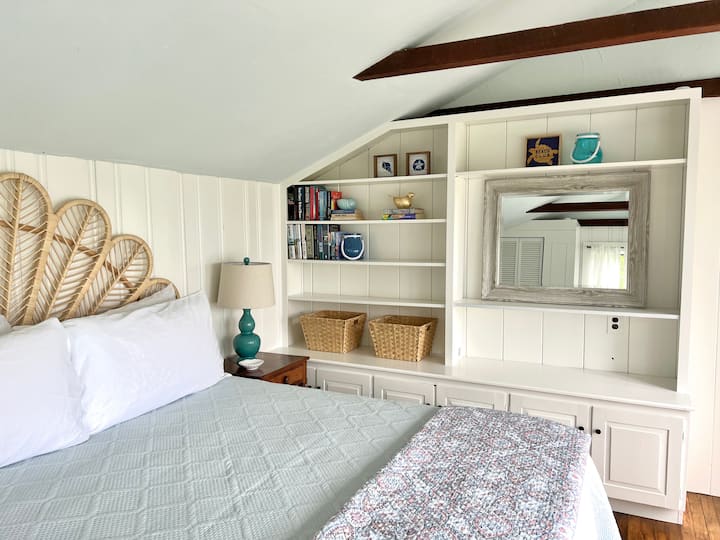 Dormitorio tamaño king en el primer piso con baño completo justo al lado y vistas a Oyster Pond