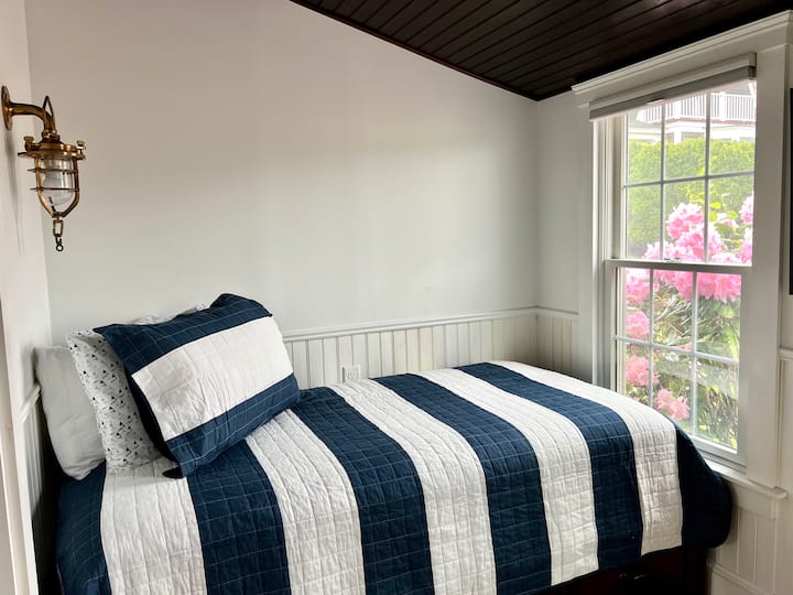 Dormitorio individual individual en el primer piso, justo al lado de la sala de estar.