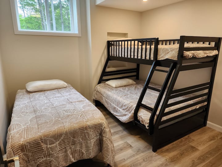 Spruce Landing. Единечен  двоен кревет на спрат и единечен кревет.  Одлично за деца, тинејџери или синглови.
