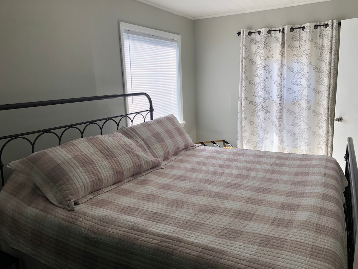 Მთავარი სართულის დიდი საძინებელი, რომელიც მდებარეობს მისაღები ოთახის მოშორებით