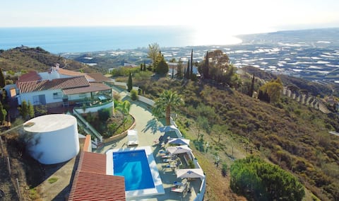 Luxury Villa with Jacuzzi, Pool and Stunning Views
