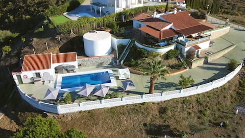 Luxury Villa -Jacuzzi, Heated Pool, Stunning Views