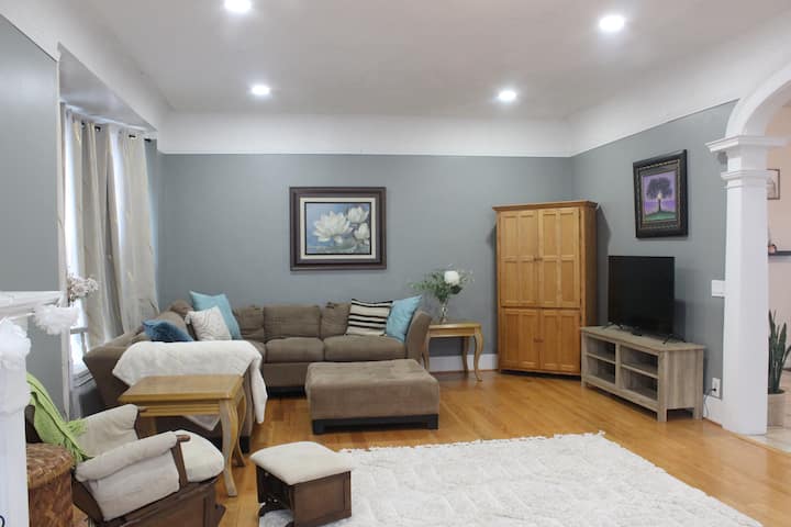 Mansion W/ Fenced Yard - 5m To Downtown - Rochester, NY