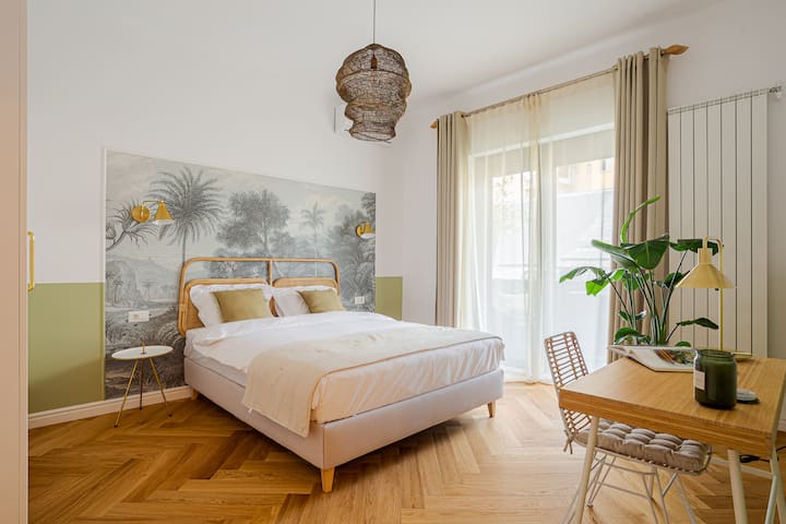 غرفة نوم شرفة 160 × 200 سم (63 × 79 بوصة) مرتبة ينابيع الجيب، مكيف هواء، ستائر نوافذ كهربائية، ظل حماية الحشرات، مخرج باتجاه الشرفة، إطلالة على حديقة سيسمجيو، مع حمام داخلي 