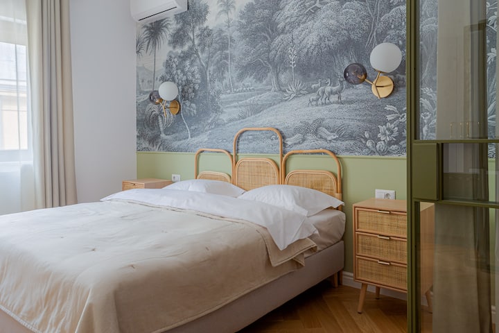 غرفة نوم رئيسية 180 × 200 سم (71 × 79 بوصة) سرير بحجم كينج/مرتبة ذات زنبركات جيبية، بياضات سرير عالية الجودة (انظر التقييمات :)، مكيف هواء، ستائر نوافذ كهربائية، ستائر للحماية من الحشرات. 