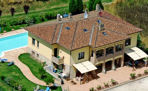 La Serena Umbria - Luxury Villa with heated Pool