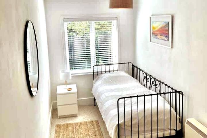 Bright Single bedroom with a view of your garden.