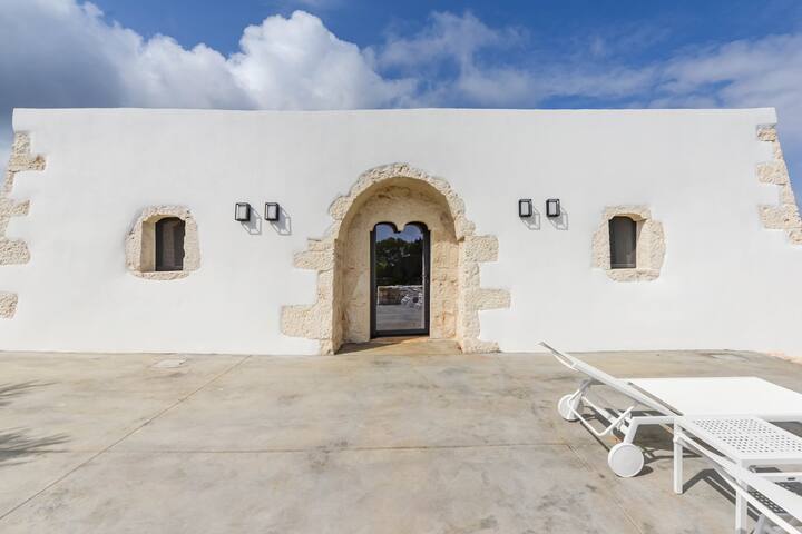 Trullo dei Mori, villa vista mare con piscina gallery image 2