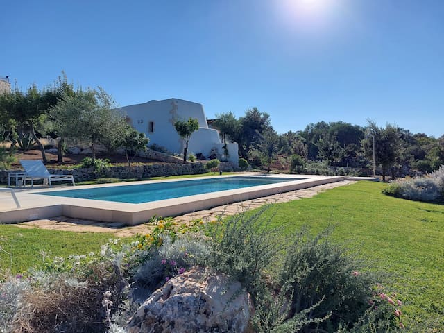 Trullo dei Mori, villa vista mare con piscina
