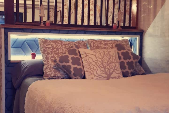 Côté nuit avec grand lit, literie de standing en 160x200. 
de quoi passer des nuits calmes et reposantes .