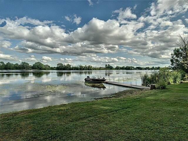 Beautiful Waterfront Home | 30 Minutes from Ottawa gallery image 5
