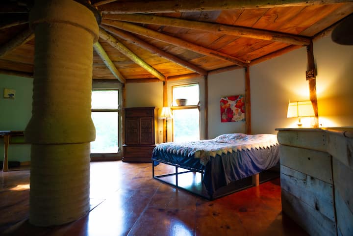 Собственикът е построил 20 - страничен рустикален шедьовър. Матракът Каспър в двойното легло и спокойната задна гора дадоха на един от нашите гости най - добрия сън в живота ѝ!  Имайте предвид, че на горния етаж има една голяма стая.
