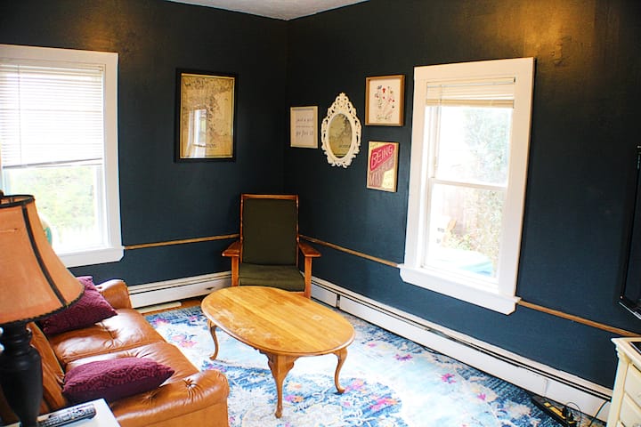 Cozy Pet Friendly Cottage Just Outside Boston! - Norwood, MA