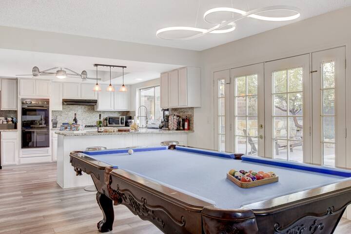 LUX 6BR/3BA Villa Pool+Spa+OutdoorKitchen+Bar+Pond gallery image 3