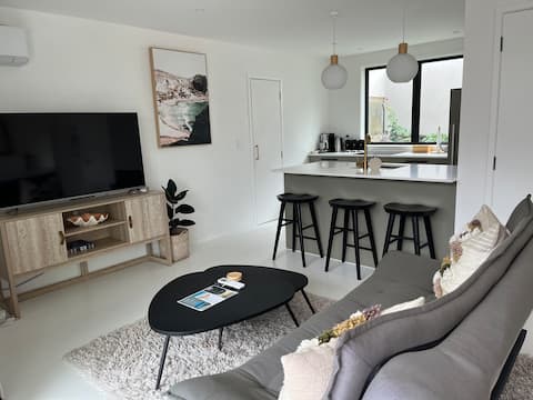 Private 2bdrm unit 20 metres from the beach