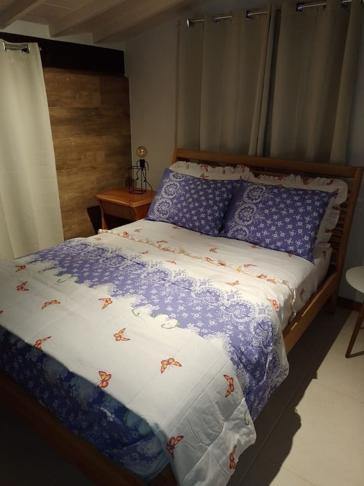 Habitación doble en la planta baja.
Con aire acondicionado. 