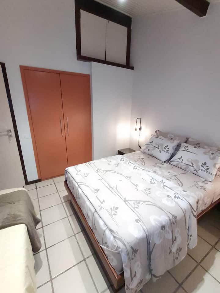 Habitación doble de la planta baja con 01 cama individual.
Aire acondicionado. 