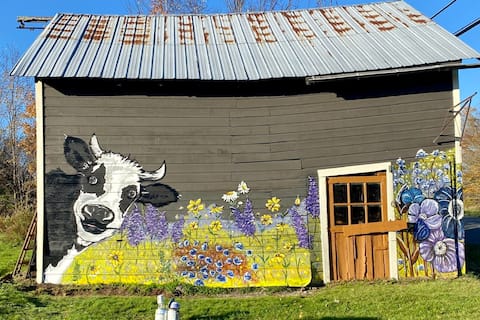 Successful Airbnb property: "THE PAINTED COW" 5 acre farm in the mountains!! in Catskills