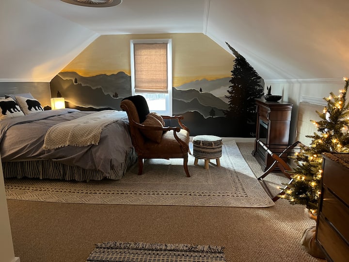 "The Mountain Room"- Dormitorio2
Ubicada en el segundo piso, esta gran habitación está adornada con mural pintado a mano. Esta habitación grande tiene una cama tamaño king, ventilador de techo, dos estaciones de carga junto a la cama y una estación de trabajo exclusiva.
