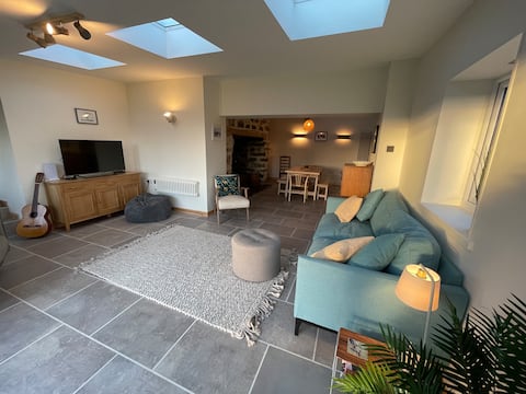 Popular Airbnb listing: Cae Gwrli - Hideaway luxury cottage in Edern, Morfa Nefyn, Nefyn