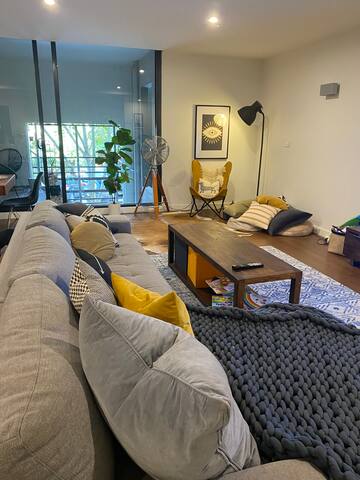 Huge 2 bed/2 bathrm apartment in heart of St Kilda gallery image 3