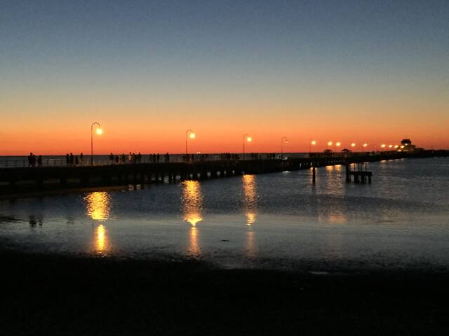 Huge 2 bed/2 bathrm apartment in heart of St Kilda gallery image 4