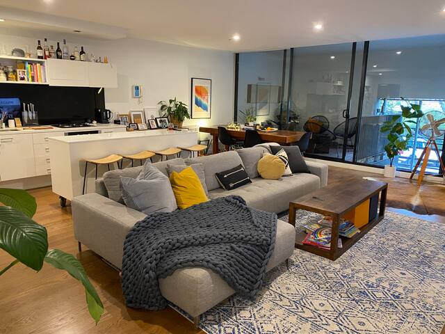 Huge 2 bed/2 bathrm apartment in heart of St Kilda gallery image 2