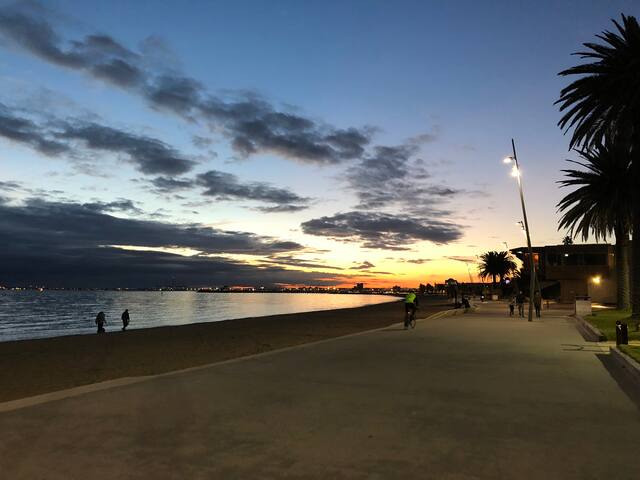 Huge 2 bed/2 bathrm apartment in heart of St Kilda gallery image 5