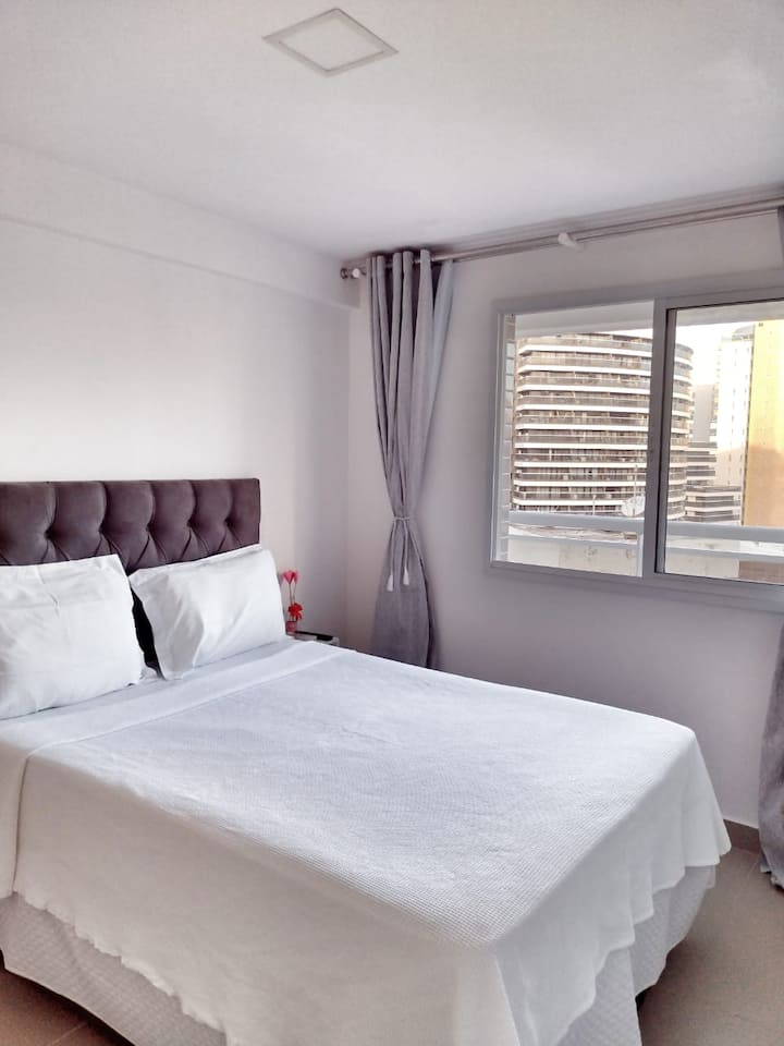 Chambre double avec télévision par écran plat et climatisation.