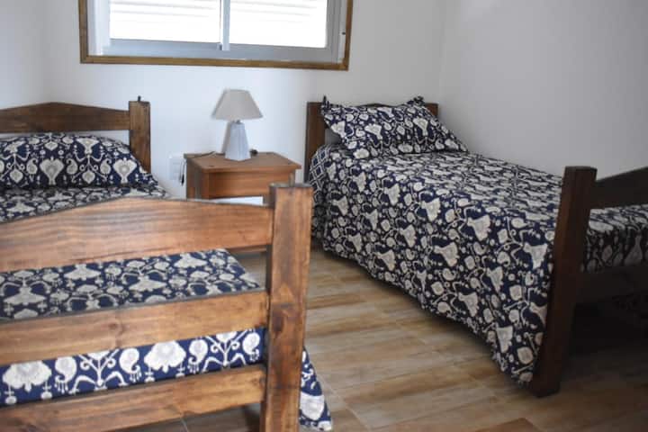 Dormitorio secundario con aire acondicionado