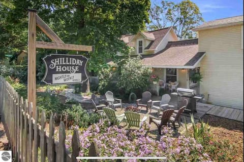 Cozy Vibe, Large Porch, Fire Pit, Live Music