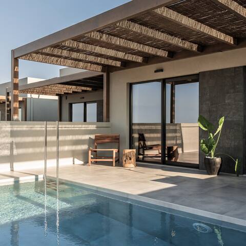 AKU Superior Suite with private heated pool 4