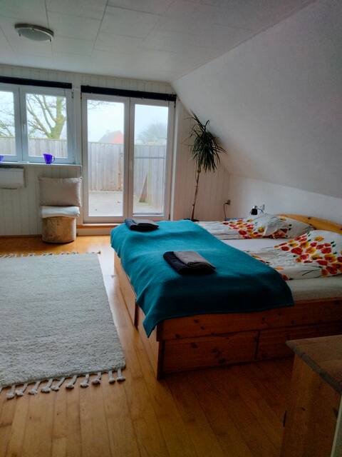 Cheerful house with free parking