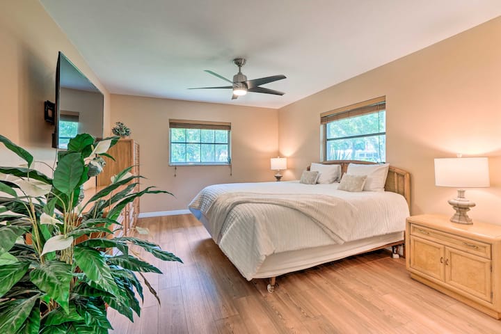 Kingsize hoofdslaapkamer met eigen badkamer en tv