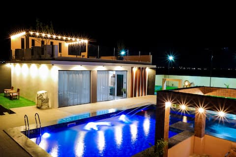 LUXURY POOL HOUSE STAYCATION