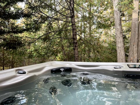 Tranquil RiverHouse Cabin Retreat w/ Hot Tub.