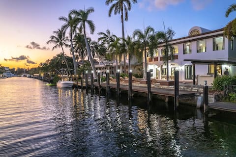 Tropical Waterfront 7 Bedroom House in Seven Isles